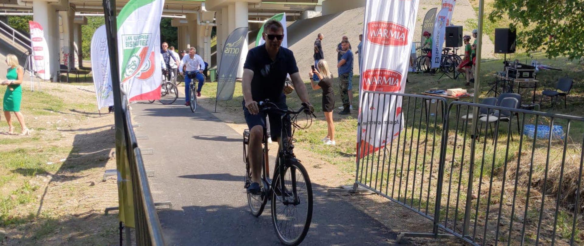 Wojewoda jedzie rowerem 