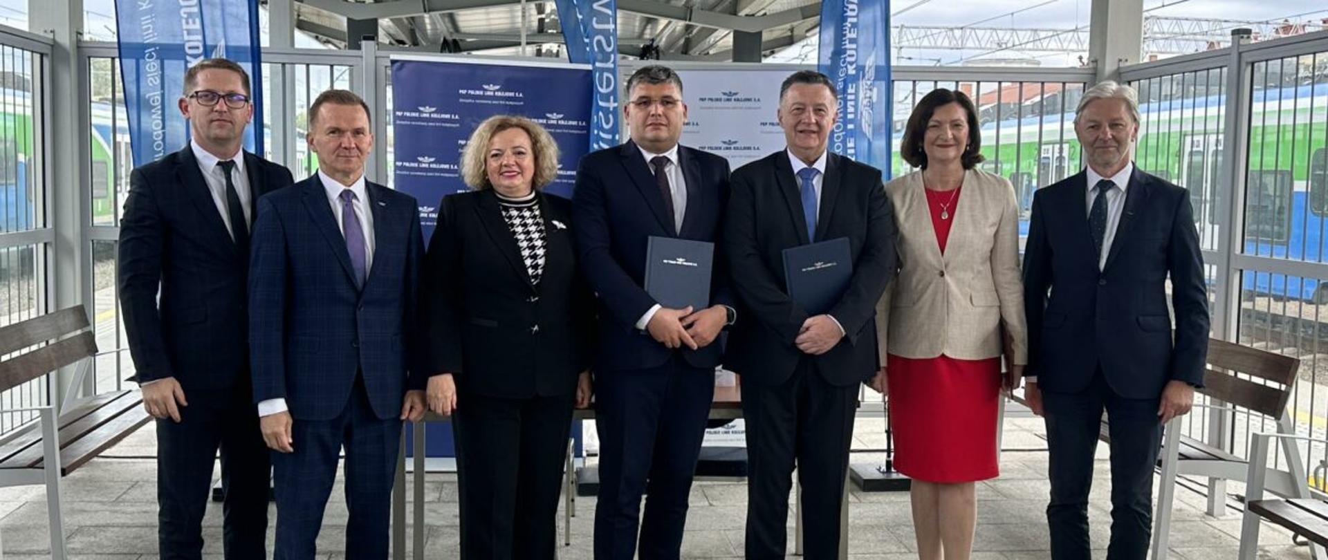 Uczestnicy konferencji prasowej dotyczącej Lokalne Centrum Sterowania na stacji w Rzeszowie 