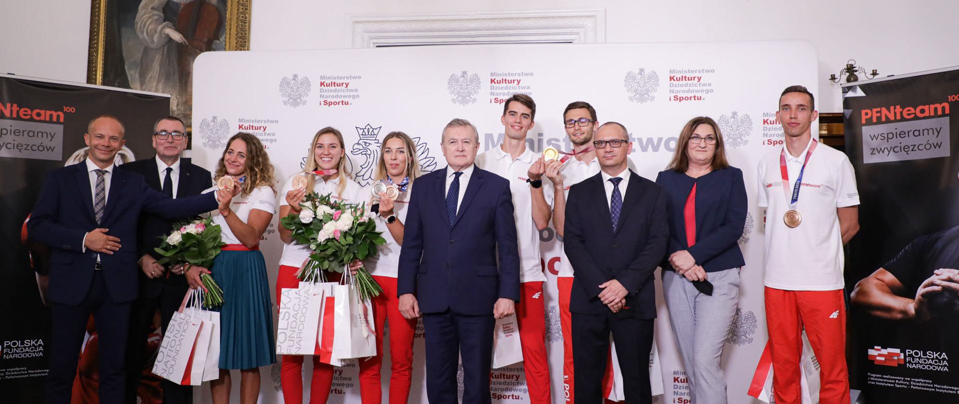 Wicepremier Piotr Gliński spotkał się z medalistami Igrzysk Olimpijskich w Tokio – stypendystami programu PFN Team 100, fot. Danuta Matloch