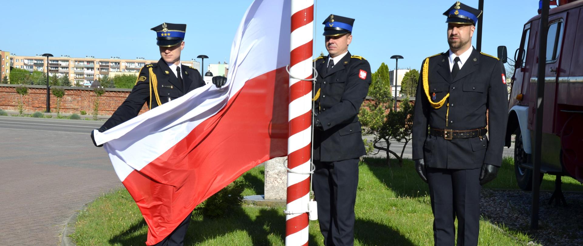 W dniu 2 maja 2024 r. o godz. 08.00 na placu Komendy Powiatowej PSP w Przasnyszu odbyła się uroczysta zmiana służby z okazji Dnia Flagi Rzeczypospolitej Polskiej.
W apelu uczestniczyli: st.bryg. mgr inż. Jarosław Andruszkiewicz – Z-ca Komendanta Powiatowego PSP w Przasnyszu oraz zmiany służbowe Jednostki Ratowniczo - Gaśniczej.
Podczas zmiany służbowej nastąpiło uroczyste podniesienie flagi państwowej. Następnie głos zabrał Z-ca Komendanta Powiatowego, który przybliżył historię polskich barw narodowych i podkreślił wagę propagowania wiedzy o polskiej tożsamości i symbolach narodowych.
„ … Dzień Flagi Rzeczypospolitej Polskiej został ustanowiony przez Sejm na mocy ustawy z 20 lutego 2004 r. Jest to święto, które ma wyrażać szacunek do flagi i propagować wiedzę o polskiej tożsamości oraz symbolach narodowych. Ustanowienie 2 maja dniem Święta Flagi nie jest przypadkowe. To właśnie tego dnia w 1945 roku polscy żołnierze z 1. Dywizji Kościuszkowskiej zawiesili biało-czerwoną flagę na Kolumnie Zwycięstwa w Berlinie, czym przyczynili się do zakończenia działań wojennych w Europie. Biało-czerwona flaga powiewała przez cały okres II Rzeczypospolitej jako znak suwerennego i wolnego państwa. Podczas II wojny świato¬wej żołnierze polscy walczyli pod biało-czerwonymi sztandarami na wszystkich frontach i w Podziemnym Państwie Polskim. Flaga naro¬dowa była świadkiem i symbolem czynu zbrojnego polskiego oręża, zatknięta przez naszych żołnierzy też np. nad klasztorem na Monte Cassino... ”.
________________________________________
Opracował: Oficer Prasowy Komendanta Powiatowego PSP w Przasnyszu: kpt. Piotr Kuligowski.
Zdjęcia: asp. Rafał Sekuna.
