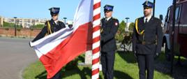 W dniu 2 maja 2024 r. o godz. 08.00 na placu Komendy Powiatowej PSP w Przasnyszu odbyła się uroczysta zmiana służby z okazji Dnia Flagi Rzeczypospolitej Polskiej.
W apelu uczestniczyli: st.bryg. mgr inż. Jarosław Andruszkiewicz – Z-ca Komendanta Powiatowego PSP w Przasnyszu oraz zmiany służbowe Jednostki Ratowniczo - Gaśniczej.
Podczas zmiany służbowej nastąpiło uroczyste podniesienie flagi państwowej. Następnie głos zabrał Z-ca Komendanta Powiatowego, który przybliżył historię polskich barw narodowych i podkreślił wagę propagowania wiedzy o polskiej tożsamości i symbolach narodowych.
„ … Dzień Flagi Rzeczypospolitej Polskiej został ustanowiony przez Sejm na mocy ustawy z 20 lutego 2004 r. Jest to święto, które ma wyrażać szacunek do flagi i propagować wiedzę o polskiej tożsamości oraz symbolach narodowych. Ustanowienie 2 maja dniem Święta Flagi nie jest przypadkowe. To właśnie tego dnia w 1945 roku polscy żołnierze z 1. Dywizji Kościuszkowskiej zawiesili biało-czerwoną flagę na Kolumnie Zwycięstwa w Berlinie, czym przyczynili się do zakończenia działań wojennych w Europie. Biało-czerwona flaga powiewała przez cały okres II Rzeczypospolitej jako znak suwerennego i wolnego państwa. Podczas II wojny świato¬wej żołnierze polscy walczyli pod biało-czerwonymi sztandarami na wszystkich frontach i w Podziemnym Państwie Polskim. Flaga naro¬dowa była świadkiem i symbolem czynu zbrojnego polskiego oręża, zatknięta przez naszych żołnierzy też np. nad klasztorem na Monte Cassino... ”.
________________________________________
Opracował: Oficer Prasowy Komendanta Powiatowego PSP w Przasnyszu: kpt. Piotr Kuligowski.
Zdjęcia: asp. Rafał Sekuna.
