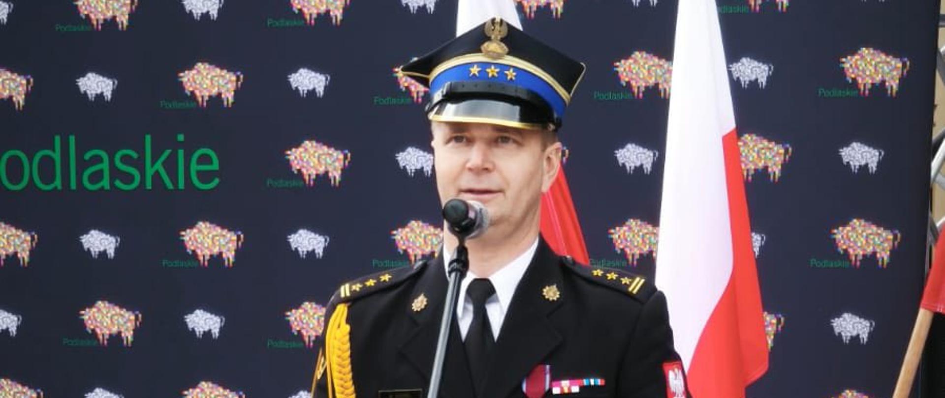 Powiatowe Obchody Dnia Strażaka połączone z obchodami 130-tej rocznicy powstania jednostki Ochotniczej Straży Pożarnej w Wąsoszu - st. bryg. Marcin Wierel przemawia przy mównicy