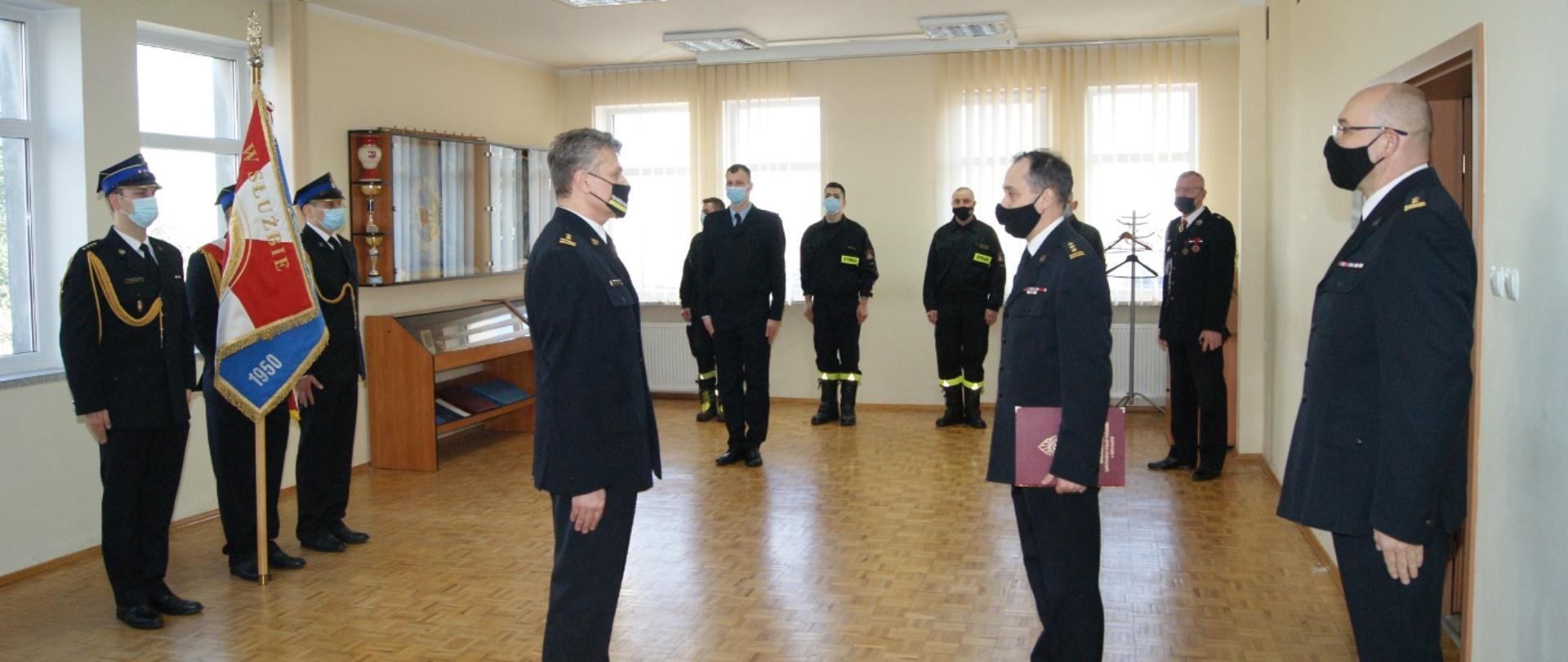 Uroczystość ślubowania strażaka. Meldunek o gotowości do rozpoczęcia uroczystości.