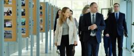 Minister funduszy i polityki regionalnej Katarzyna Pełczyńska-Nałęcz idzie wraz z delegacją korytarzem