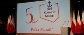 Baner z napisem pięć lat Konwent Morski Polak Potrafi wykrzyknik.