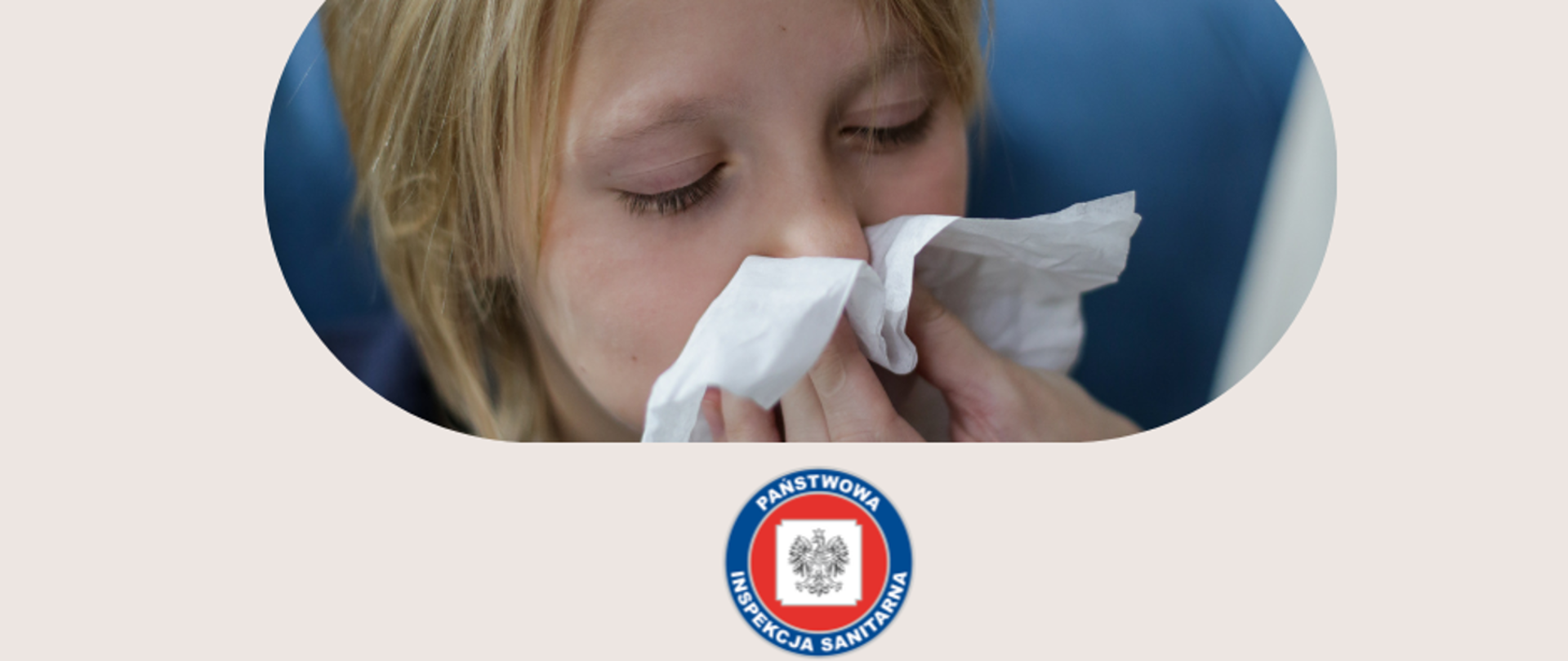 twarz dziecka wydmuchującego nos w chusteczkę jednorazową