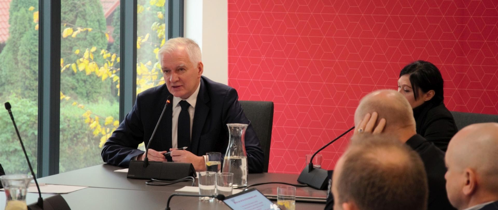 Minister Gowin mówi do mikrofonu