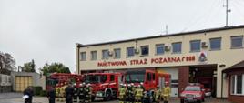 Zbiórka strażaków podczas inspekcji gotowości bojowej. Strażacy stoją na tle pojazdów pożarniczych na terenie KP PSP Środa Wlkp.