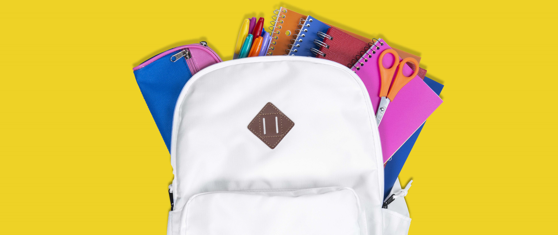 zdjęcie plecaka na żółtym tle