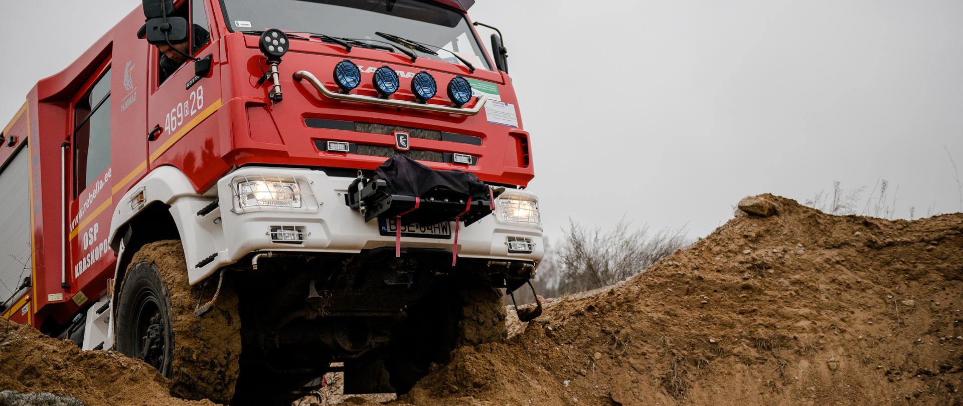 Szkolenie kierowców straży pożarnej z jazdy w trudnym terenie