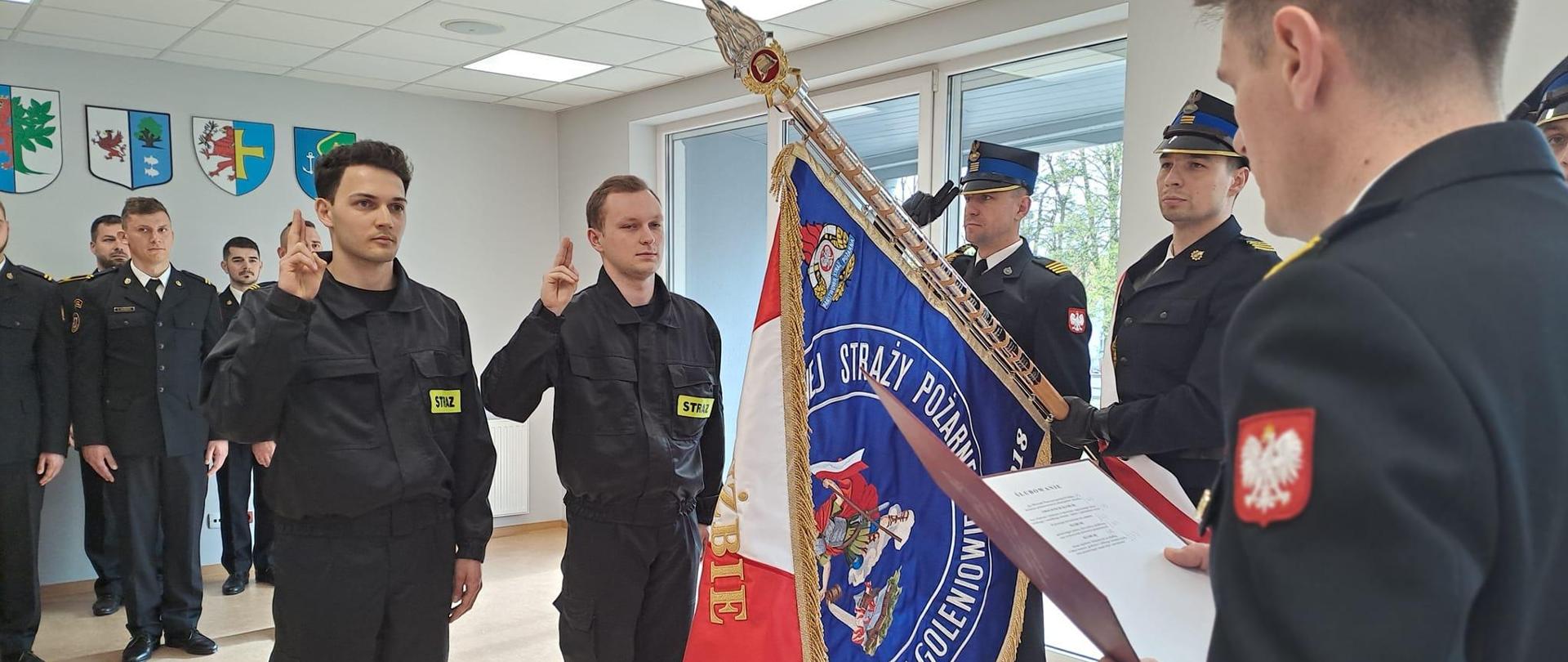Strażacy składający rotę ślubowania