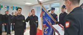 Strażacy składający rotę ślubowania