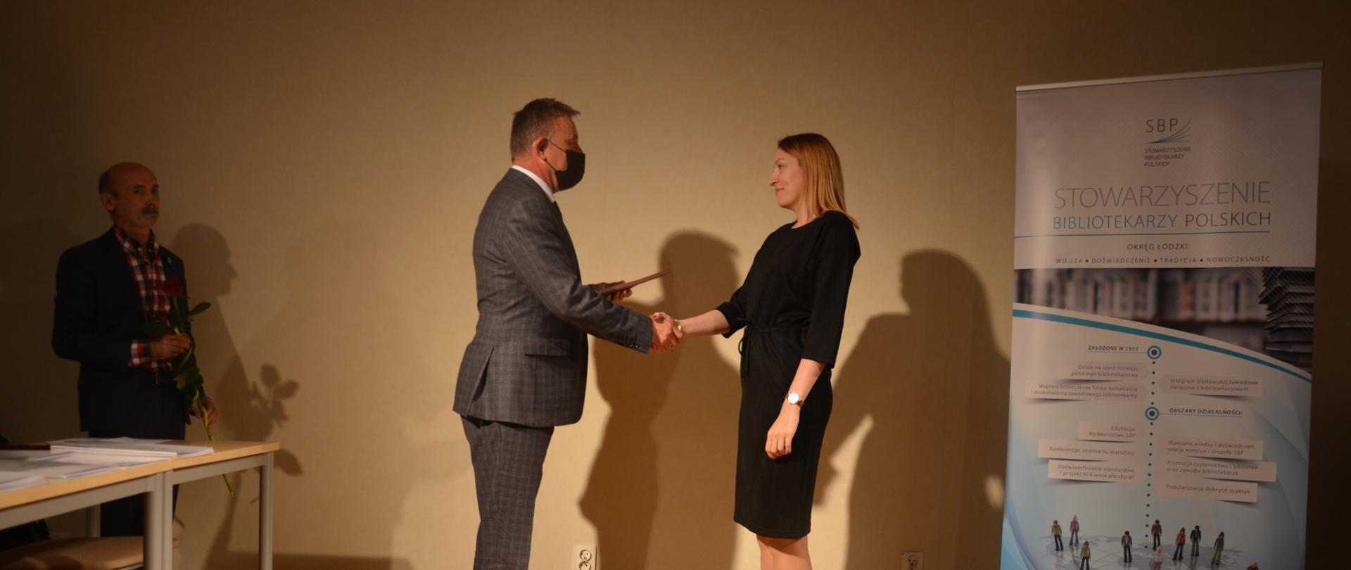 Najlepsi bibliotekarze otrzymują wyróżnienia od wicewojewody łódzkiego Karola Młynarczyka 