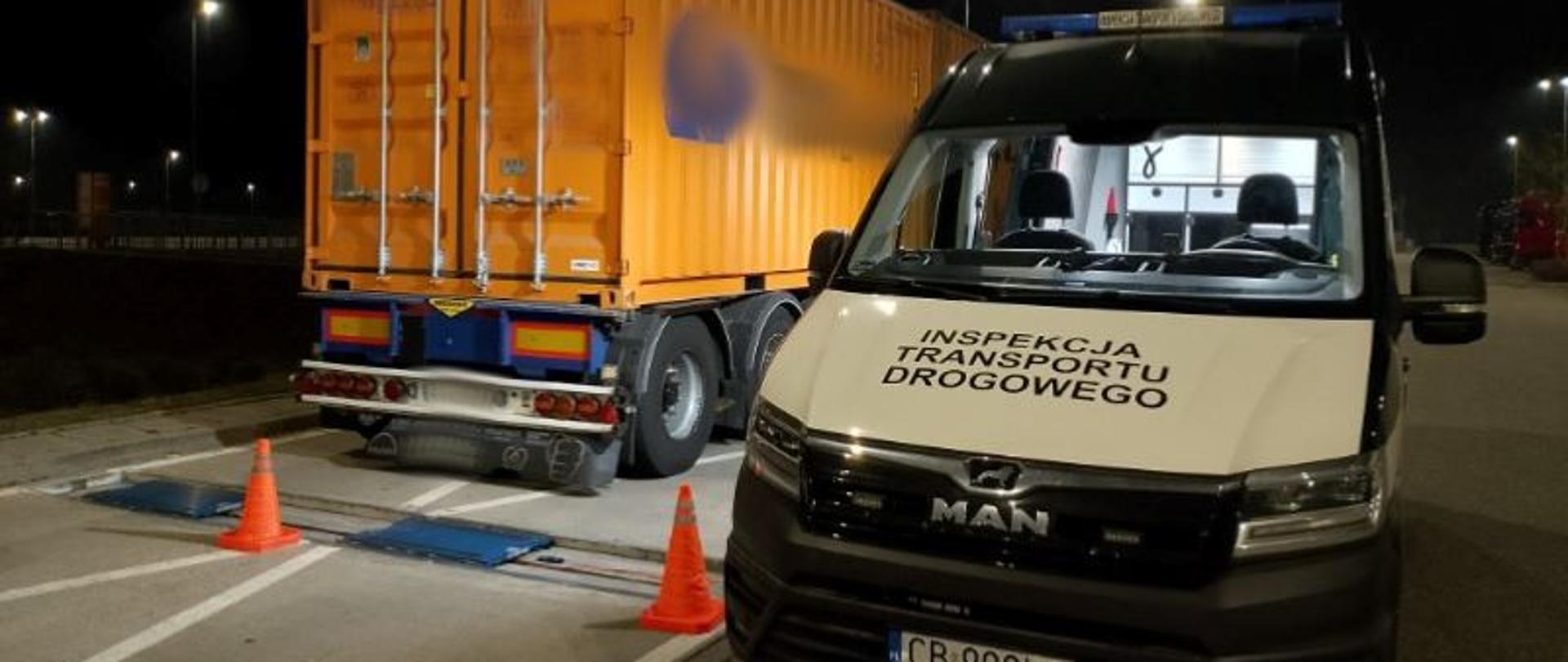 Widok pojazdu ITD na tle zatrzymanego do kontroli pojazdu nienormatywnego