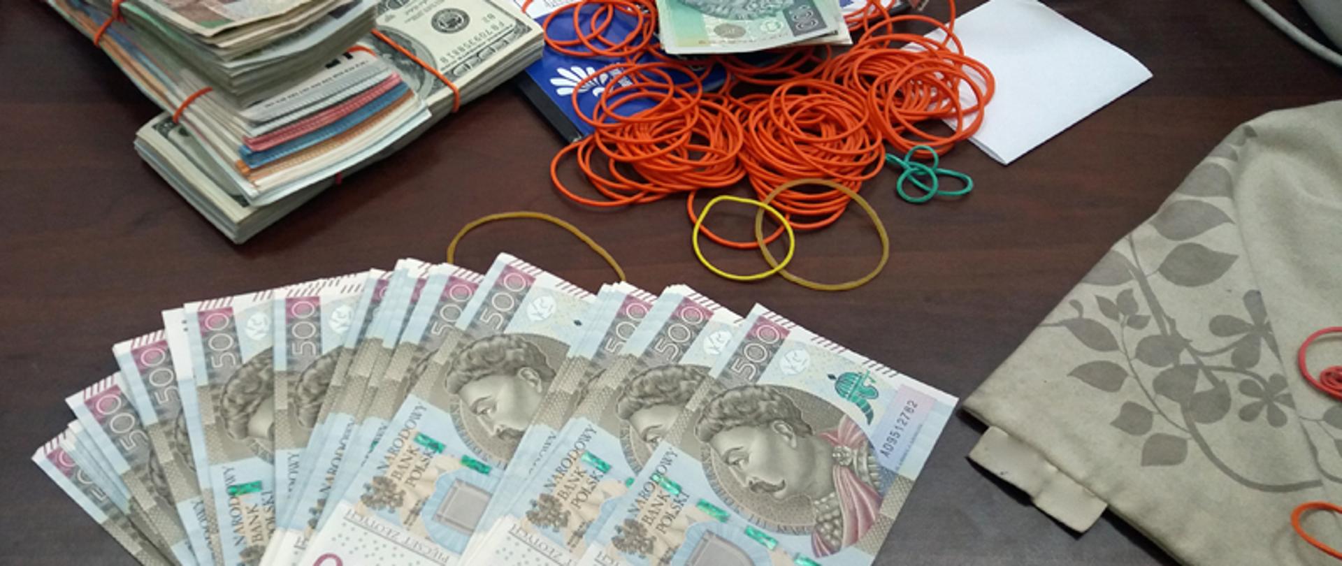 Na zdjęciu banknoty o różnych nominałach a także gumki recepturki