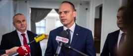 Wiceminister infrastruktury Rafał Weber w trakcie konferencji prasowej w sejmie po przegłosowaniu ustawy o bezpłatnych autostradach i drogach ekspresowych