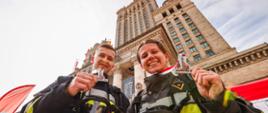 Na zdjęciu funkcjonariusze Komendy Powiatowej PSP w Jędrzejowie – mł. asp. Dominika Ostrowska oraz asp. Bartłomiej Walczyński – którzy zajęli II miejsce w Biegu po Schodach „Wieżowiec 2025”, zdobywając srebrne medale.