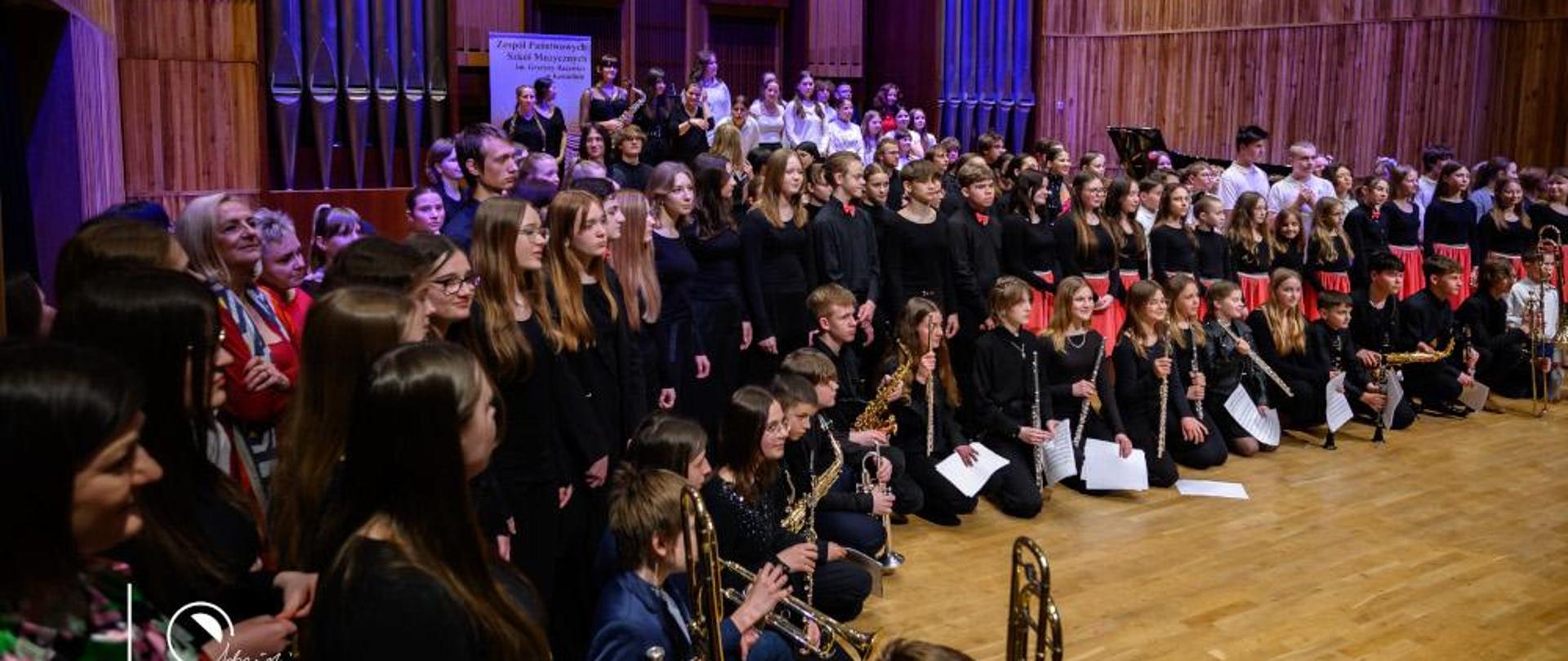 Uczniowie ZPSM podczas koncertu na tle organów