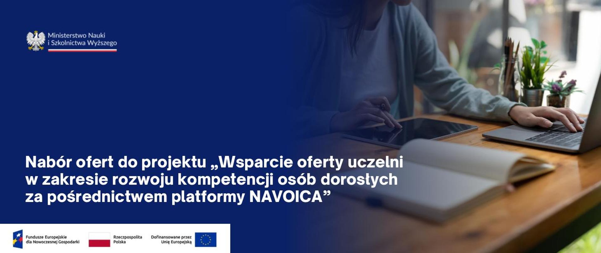 Grafika - ręce na klawiaturze, obok napis Nabór ofert do projektu „Wsparcie oferty uczelni w zakresie rozwoju kompetencji osób dorosłych za pośrednictwem platformy NAVOICA” na niebieskim tle.