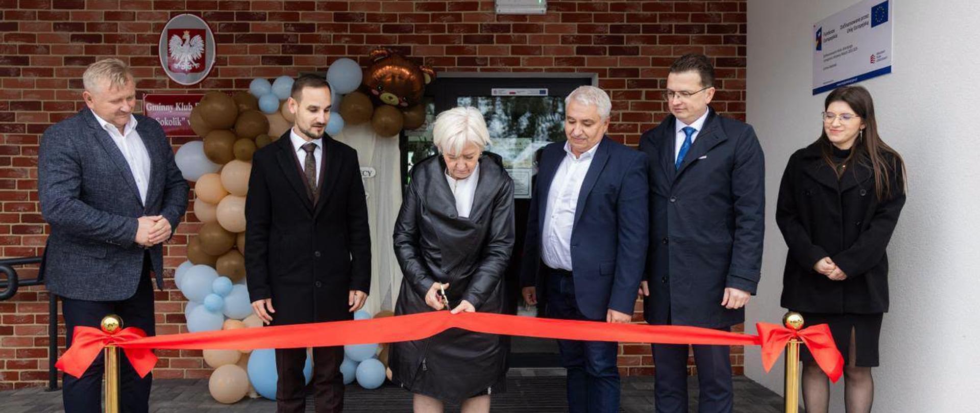 Wojewoda łódzki Dorota Ryl podczas przecięcia wstęgi na otwarciu Gminnego Klubu Dziecięcego "Sokolik" w Tyblach 