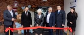 Wojewoda łódzki Dorota Ryl podczas przecięcia wstęgi na otwarciu Gminnego Klubu Dziecięcego "Sokolik" w Tyblach 