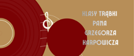 Plakat w odcieniach beżu i ciemnej czerwieni promuje audycję uczniów klasy trąbki. Po prawej stronie umieszczono tekst: „Klasy trąbki Pana Grzegorza Karpowicza” w jasnoszarym kolorze. Lewą część plakatu zajmuje stylizowany czerwony winyl, a przez środek i dół biegną ozdobne pięciolinie z nutami w jasnym kolorze. 