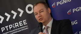 Wiceminister Tomasz Dąbrowski podczas panelu dyskusyjnego „Przyszłość rynku energii a pomoc publiczna w sektorze energii” 