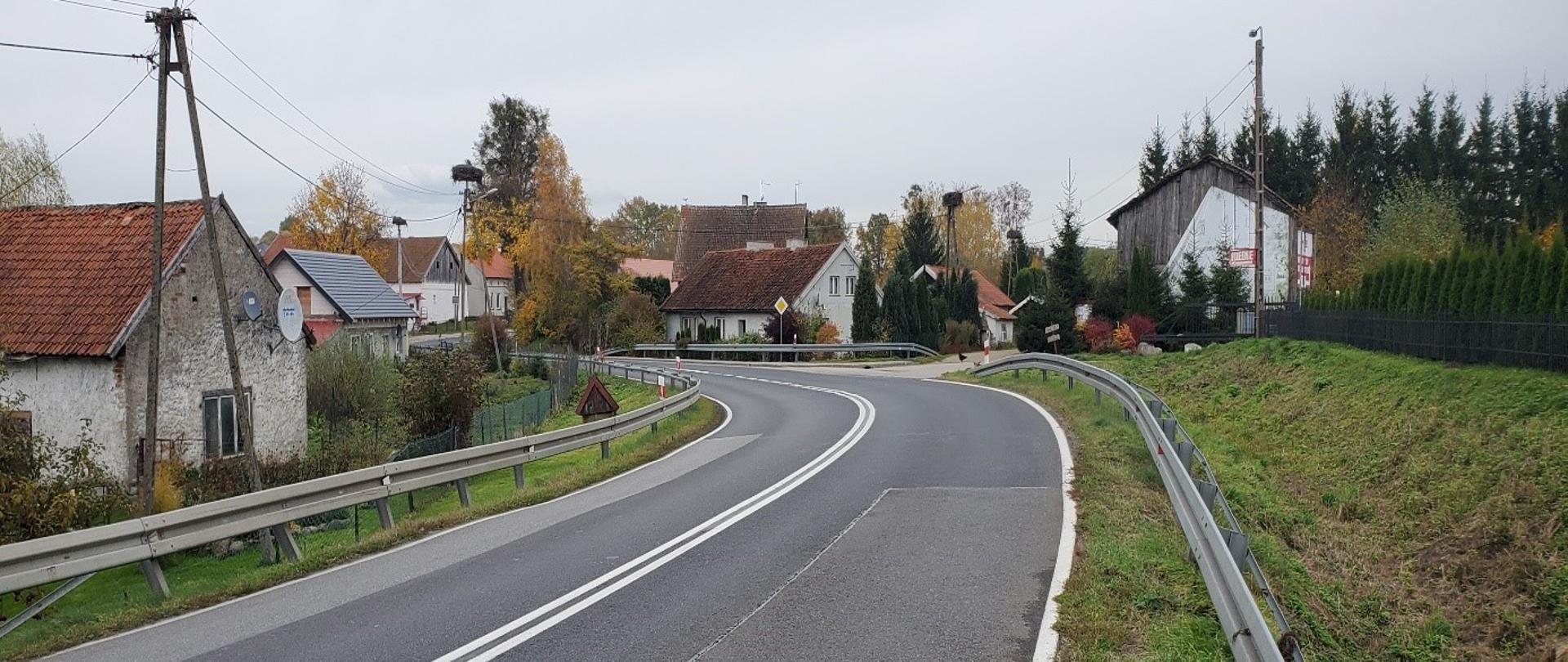 Droga krajowa nr 51. Ostry zakręt we wsi.