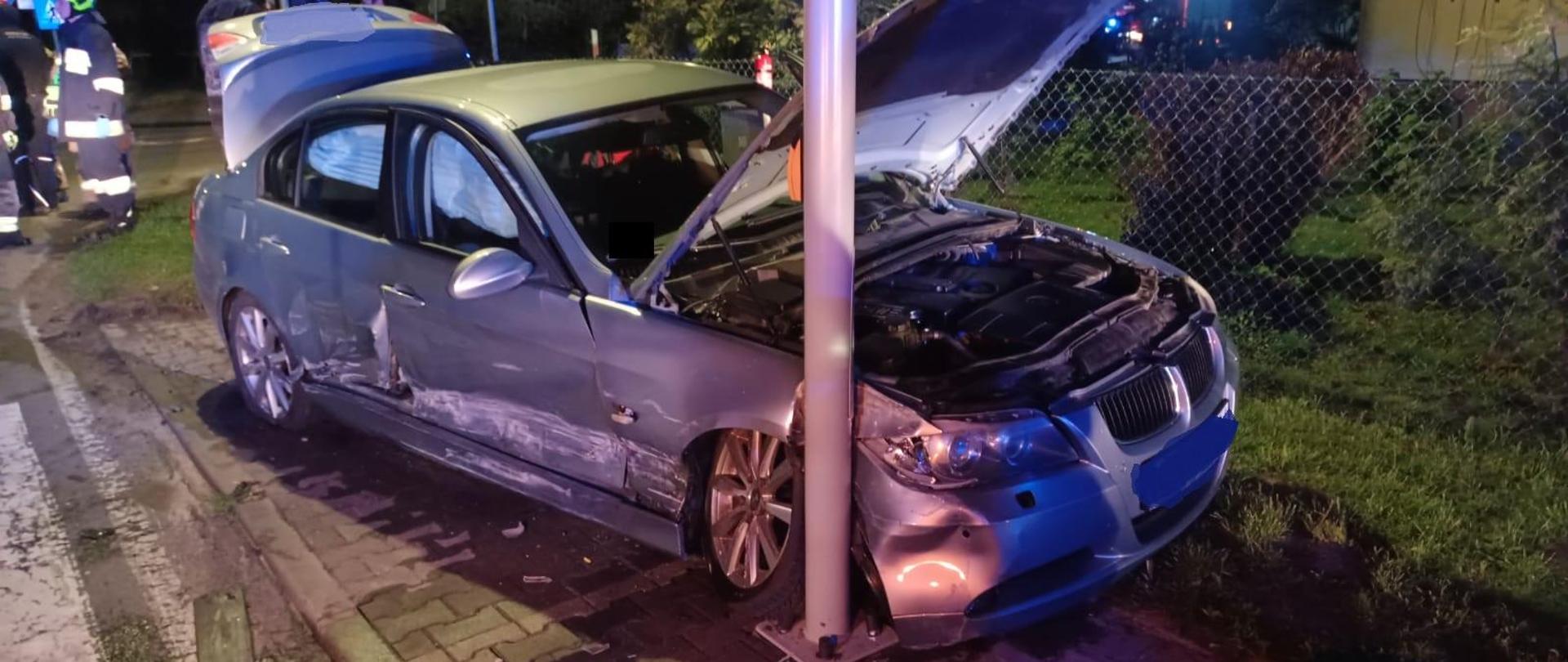Srebrny samochód na chodniku, uderzył w słup