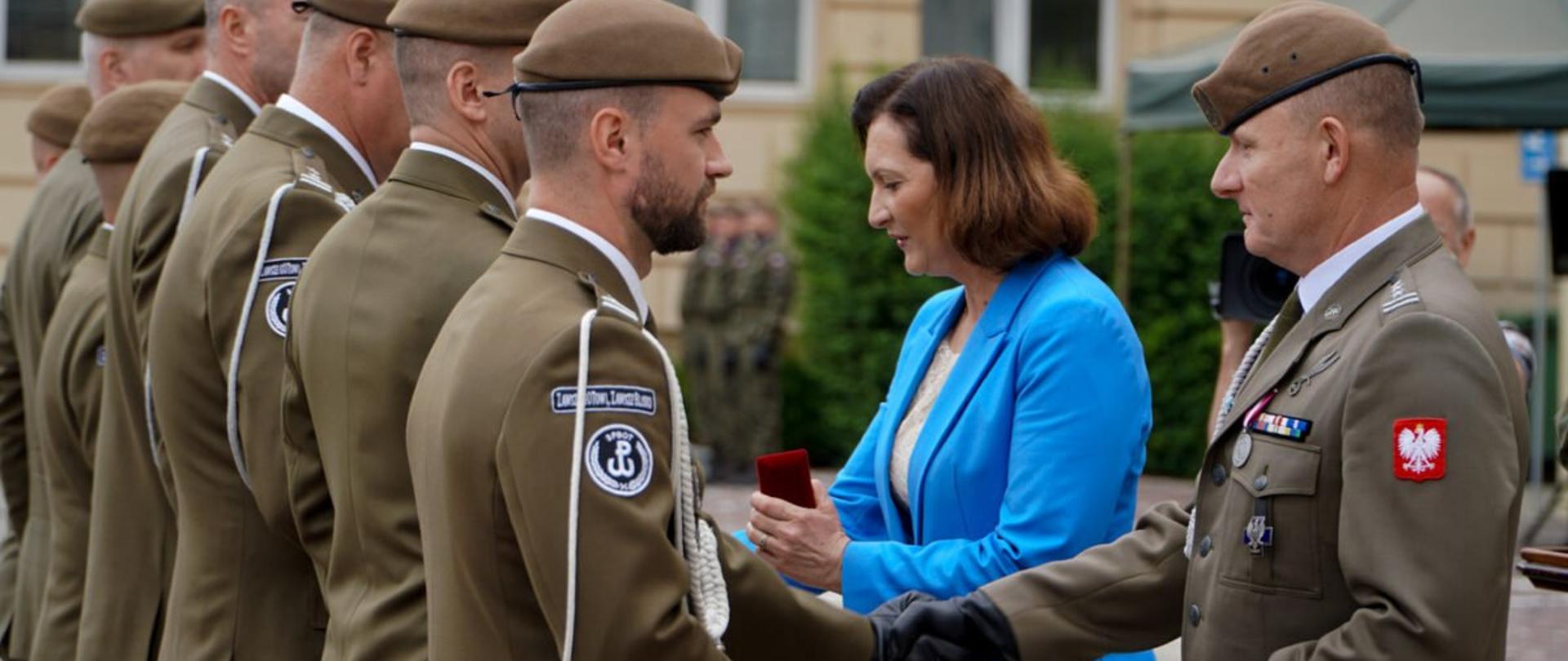Wojewoda podkarpacki Ewa Leniart wraz z żołnierzami Wojsk Obrony Terytorialnej podczas święta brygady