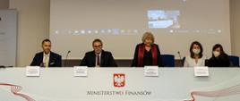 Minister Jan Sarnowski wraz z innymi prelegentami podczas konferencji w Ministerstwie Finansów