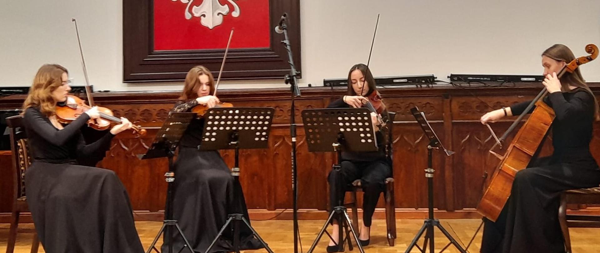 Członkinie kwartetu smyczkowego PSM II stopnia w Mielcu podczas koncertu w trakcie uroczystości wręczenia Odznaczenia Pieczęć Zasług Obywatelskich TMZMu