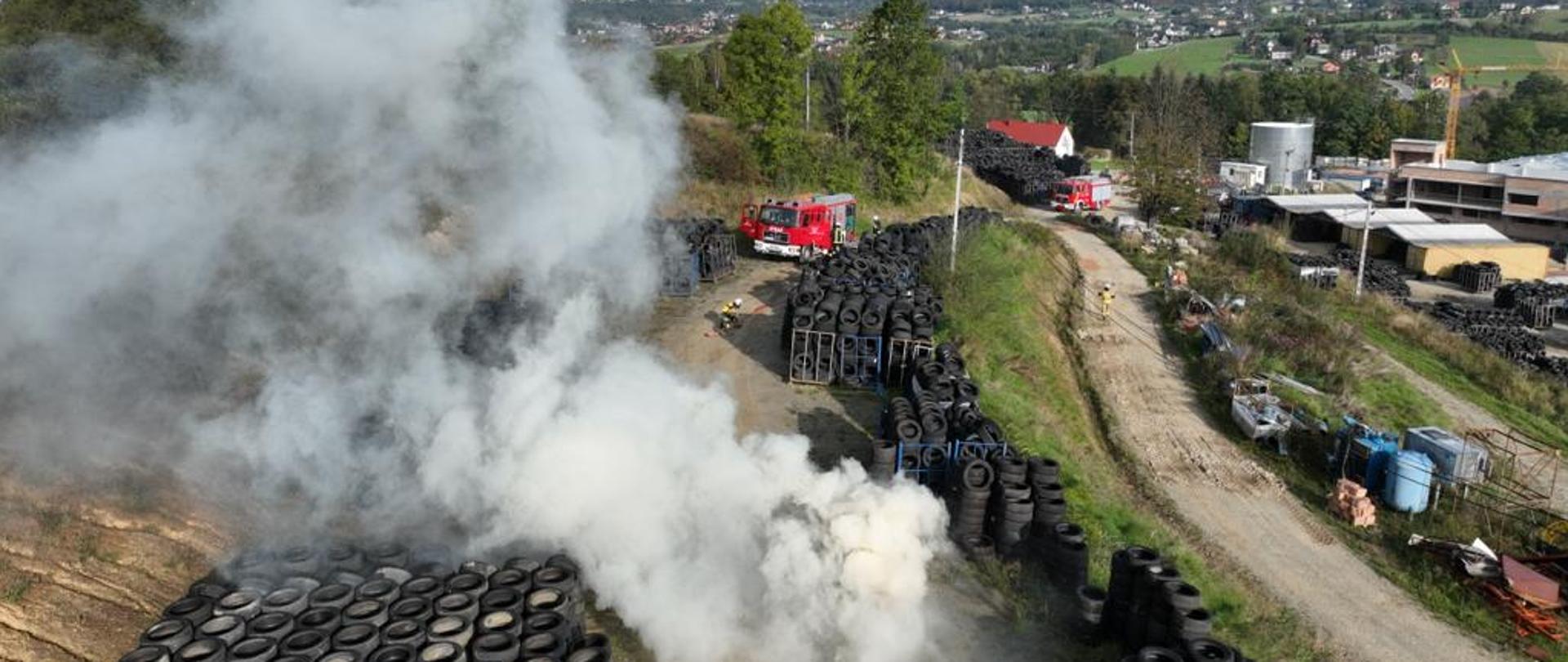 Dymy unoszące się nad zakładem