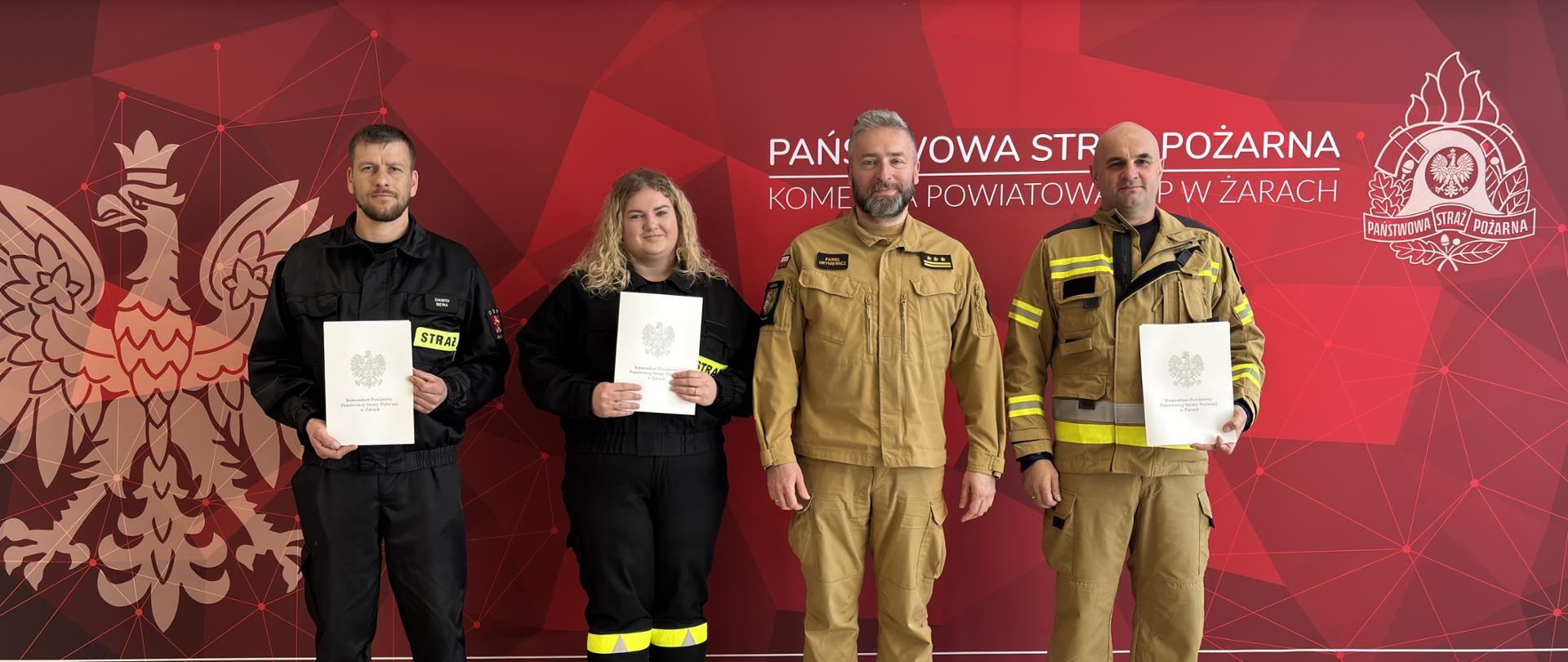 Podpisywanie umów na szkolenia kategorii „C” dla OSP druhowie z komendantem po podpisaniu umów 