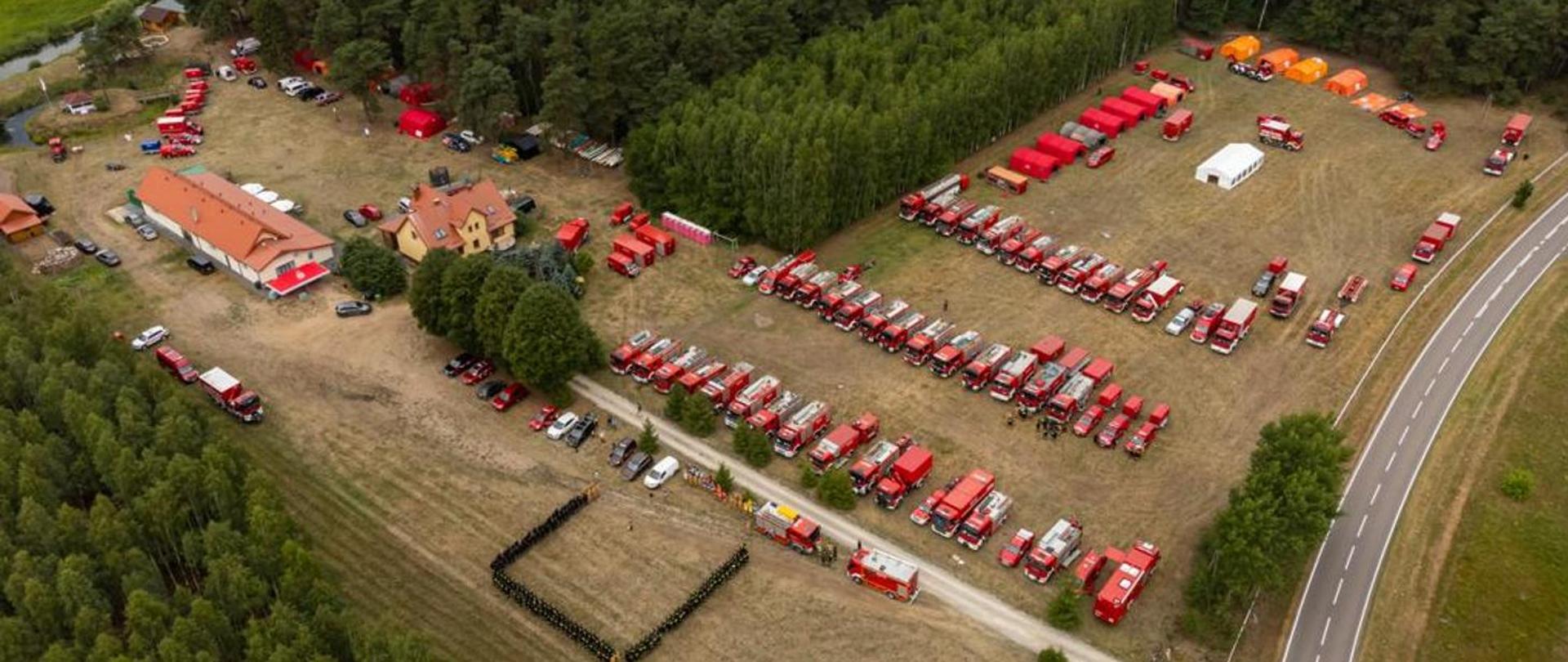 Na zdjęciu zastępy pożarnicze oraz obozowisko ćwiczeń
