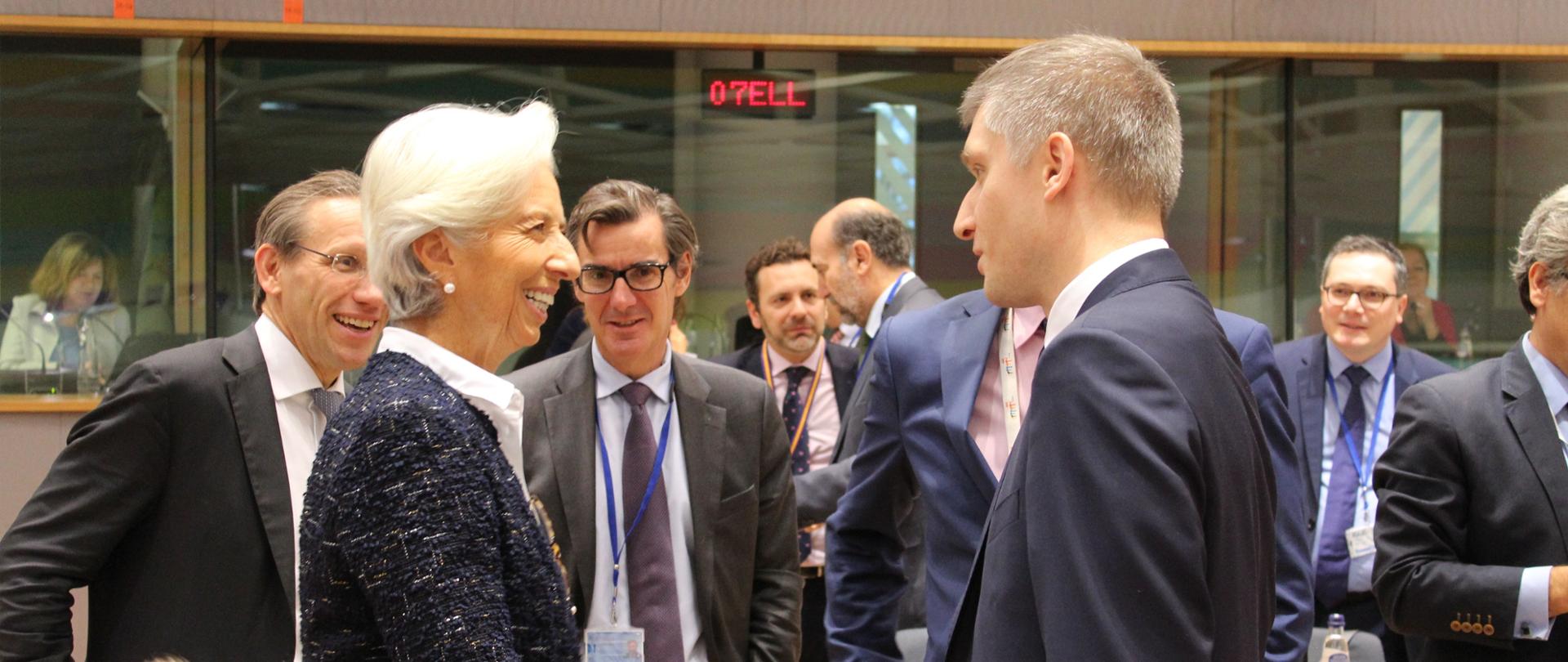 Minister Piotr Nowak wita się z uśmiechniętą prezes Europejskiego Banku Centralnego Christine Lagarde. 