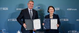 Dorota Zawadzka-Stępniak, prezes zarządu NFOŚiGW i wiceprezes Ioannis Tsakiris EIB. Podpisanie umowy na realizację „Krajowego Programu Pilotażowego ELENA”.