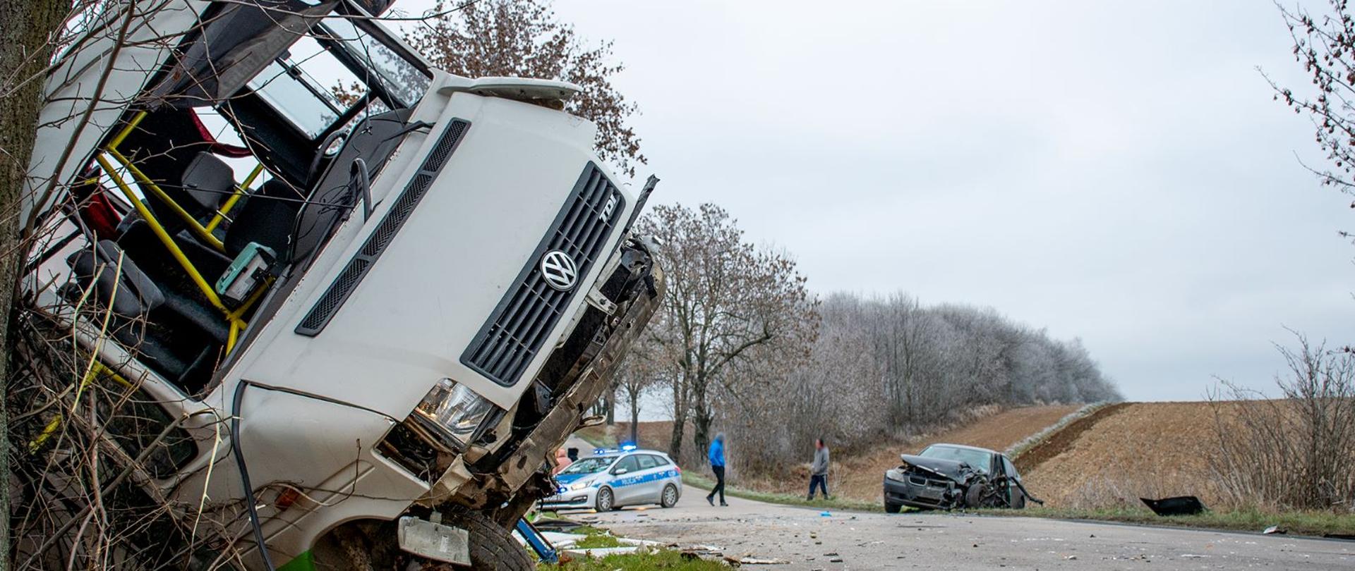 na miejscu widoczne uszkodzone pojazdy bus osobowy oraz samochód osobowy
