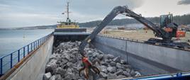Kamień hydrotechniczny który został przewieziony statkiem Amanda posłuży do budowy falochronów przy powstającym kanale żeglugowym