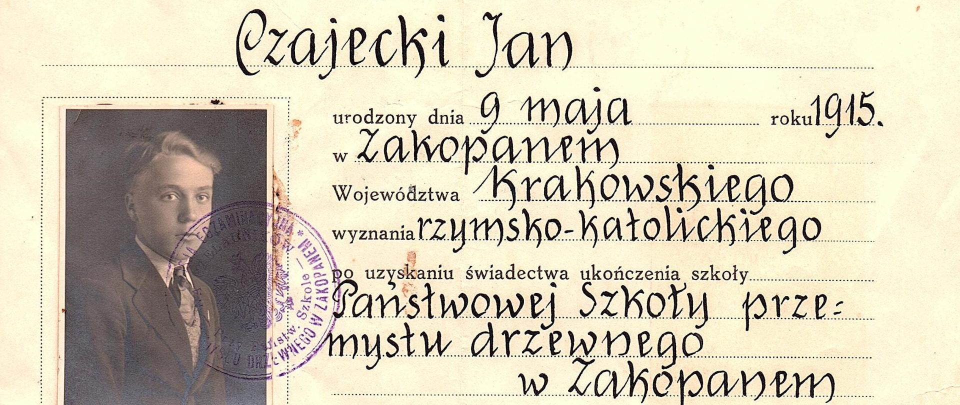 Na zdjęciu widzimy Świadectwo Złożenia Egzaminu na Czeladnika. Pod tym napisem widzimy kolejny tekst napisany od góry do dołu. Czajecki Jan urodzony 9 maja roku 1915 w Zakopanem, Województwa Krakowskiego, wyznania rzymsko-katolickiego, po uzyskaniu świadectwa ukończenia szkoły Państwowej Szkoły Przemysłu Drzewnego w Zakopanem, po raz pierwszy poddał się egzaminowi na czeladnika w dniu 9 - czerwca 1933 r. przed komisją dla egzaminów na czeladnika przy Państwowej Szkole Przemysłu Drzewnego w Zakopanem. Obok tego tekstu po lewej stronie widzimy naklejoną fotografię - portret Jana Czajeckiego z przybitą okrągłą pieczęcią w kolorze fioletowym. Na pieczęci widnieje napis Komisja Egzaminacyjna na czeladników przy Państwowej Szkole Przemysłu Drzewnego w Zakopanem. Poniżej dalszy ciąg tekstu: Komisją powołaną na podstawie art. 156 ust. 1 rozporządzenia Prezydenta Rzeczypospolitej z dnia 7 czerwca 1927 r. o prawie przemysłowem (Dz. U. R. P. Nr. 53, poz. 468) i złożył egzamin na czeladnika z wynikiem pomyślnym. Na podstawie art. 156 ust. 4 Rozporządzenia Prezydenta Rzeczypospolitej z dnia 7 czerwca 1927 r. o prawie przemysłowem Czajecki Jan zostaje Czeladnikiem przemysłu rzeźbiarskiego w Zakopanem dnia 9 - czerwca 1933 r. Przewodniczący Komisji: Adam Dobrodzicki, Przedstawiciel Izby Rzemieślniczej: Bobek Józef