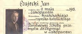 Na zdjęciu widzimy Świadectwo Złożenia Egzaminu na Czeladnika. Pod tym napisem widzimy kolejny tekst napisany od góry do dołu. Czajecki Jan urodzony 9 maja roku 1915 w Zakopanem, Województwa Krakowskiego, wyznania rzymsko-katolickiego, po uzyskaniu świadectwa ukończenia szkoły Państwowej Szkoły Przemysłu Drzewnego w Zakopanem, po raz pierwszy poddał się egzaminowi na czeladnika w dniu 9 - czerwca 1933 r. przed komisją dla egzaminów na czeladnika przy Państwowej Szkole Przemysłu Drzewnego w Zakopanem. Obok tego tekstu po lewej stronie widzimy naklejoną fotografię - portret Jana Czajeckiego z przybitą okrągłą pieczęcią w kolorze fioletowym. Na pieczęci widnieje napis Komisja Egzaminacyjna na czeladników przy Państwowej Szkole Przemysłu Drzewnego w Zakopanem. Poniżej dalszy ciąg tekstu: Komisją powołaną na podstawie art. 156 ust. 1 rozporządzenia Prezydenta Rzeczypospolitej z dnia 7 czerwca 1927 r. o prawie przemysłowem (Dz. U. R. P. Nr. 53, poz. 468) i złożył egzamin na czeladnika z wynikiem pomyślnym. Na podstawie art. 156 ust. 4 Rozporządzenia Prezydenta Rzeczypospolitej z dnia 7 czerwca 1927 r. o prawie przemysłowem Czajecki Jan zostaje Czeladnikiem przemysłu rzeźbiarskiego w Zakopanem dnia 9 - czerwca 1933 r. Przewodniczący Komisji: Adam Dobrodzicki, Przedstawiciel Izby Rzemieślniczej: Bobek Józef