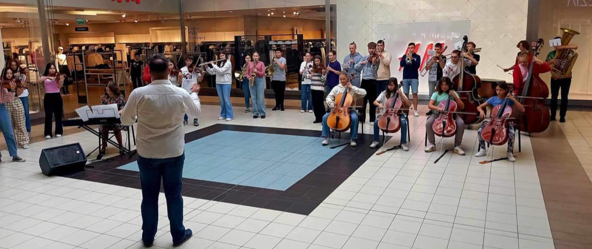 Uczestnicy wydarzenia z instrumentami