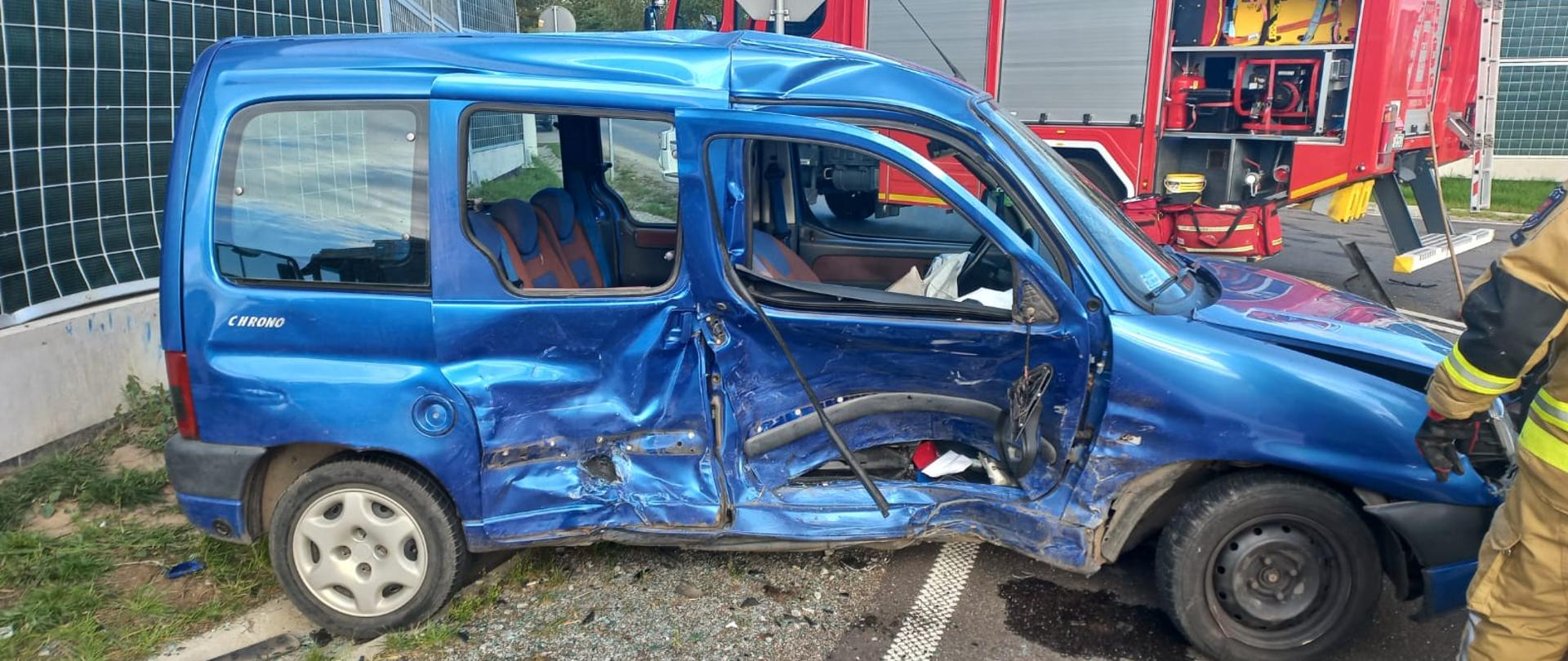 Na zdjęciu znajduje się samochód osobowy po uderzeniu bocznym 