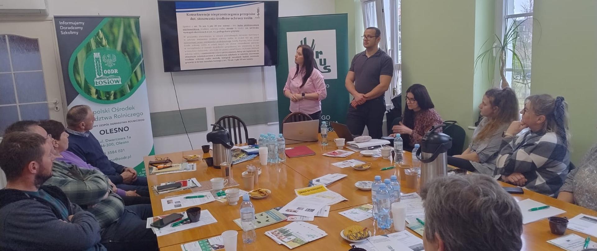 Zdjęcie przedstawia przebieg spotkania z rolnikami w siedzibie KRUS w Oleśnie