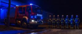 Strażacy z OSP Kolno przed strażnicą oddają hołd dla tragicznie zmarłym druhom z Czernikowa.