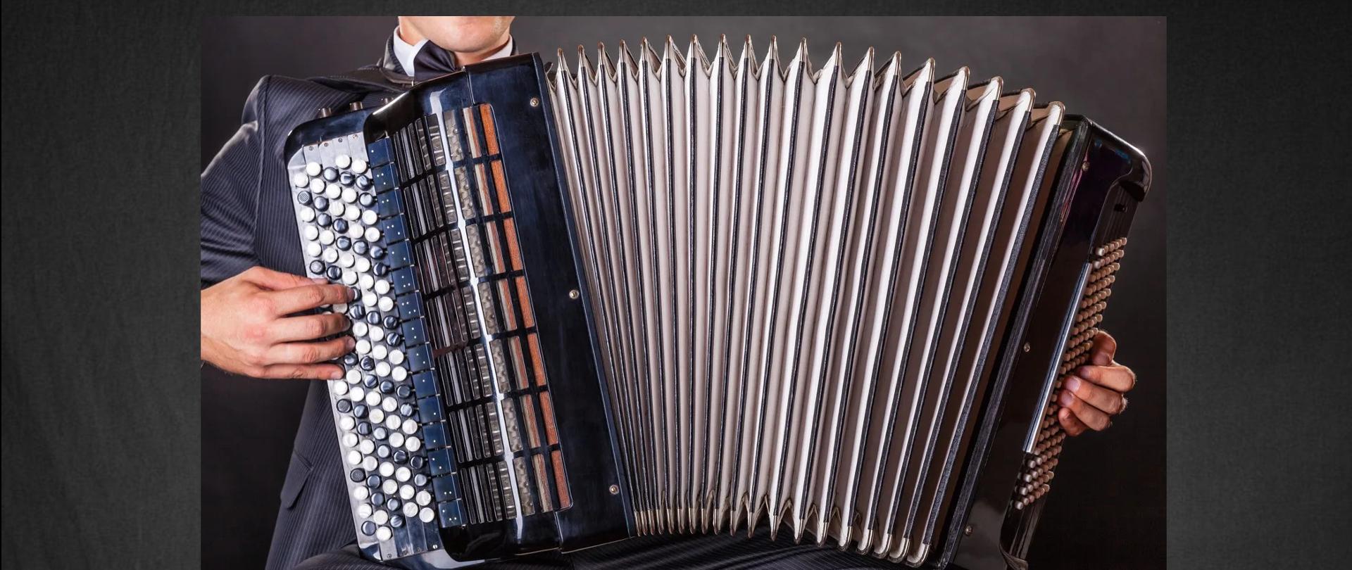 Koncert muzyki akordeonowej. 23 stycznia 2023, godz. 16.00. Czarne tło, akordeonista na zdjęciu. 