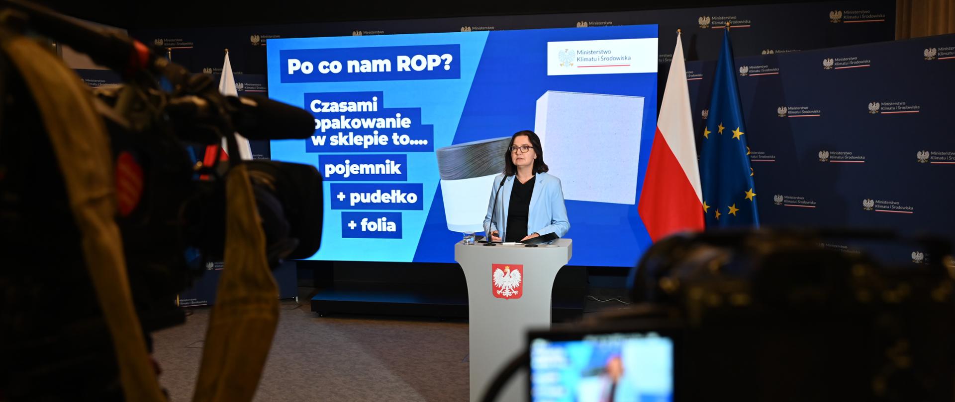 Wiceministra klimatu i środowiska Anita Sowińska podczas konferencji nt. nowego systemu ROP dla opakowań.