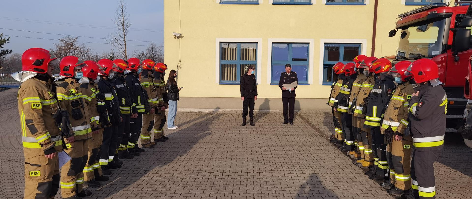Uroczysta zmiana służby na placu JRG w Błoniu