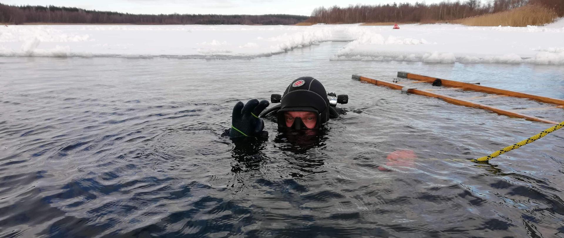 Nurek pokazujący znak OK z wody