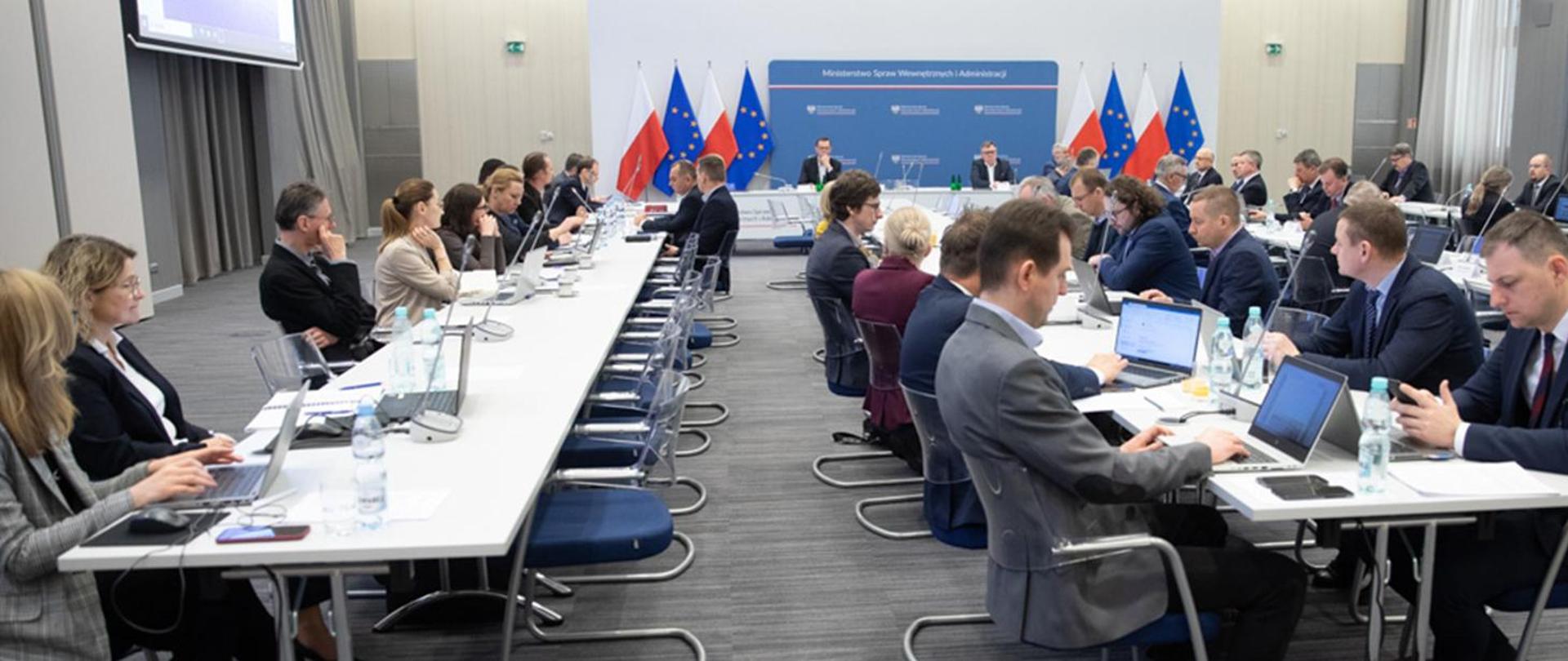 Członkowie Komisji podczas posiedzenia